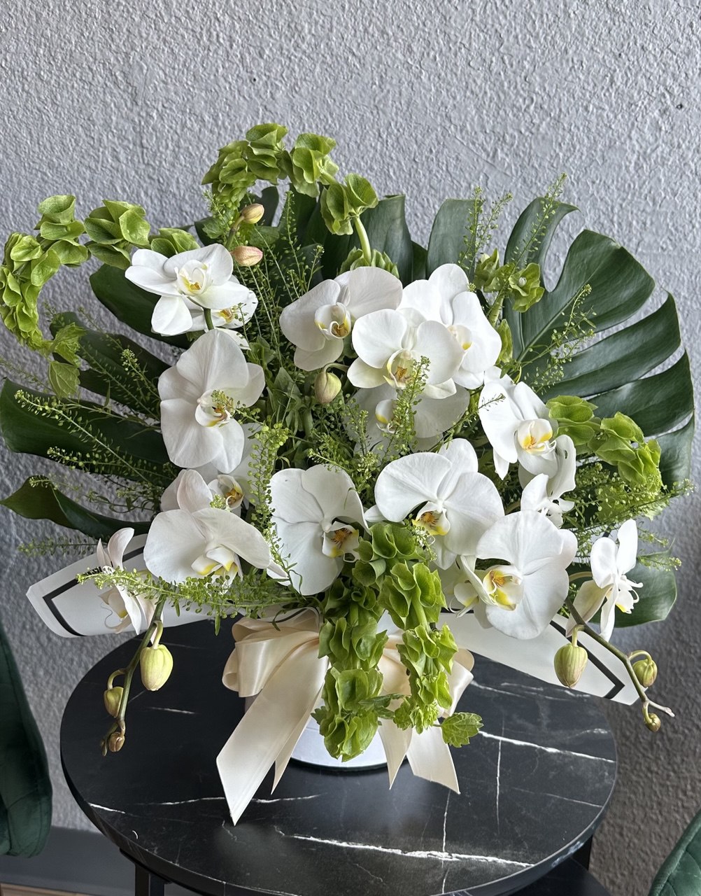 Flower arrangement "Orchid Charm" (includes hatbox)