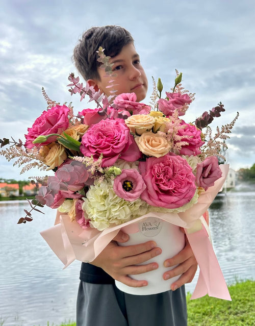 Flower arrangement "Pink Cloud" (includes hatbox)