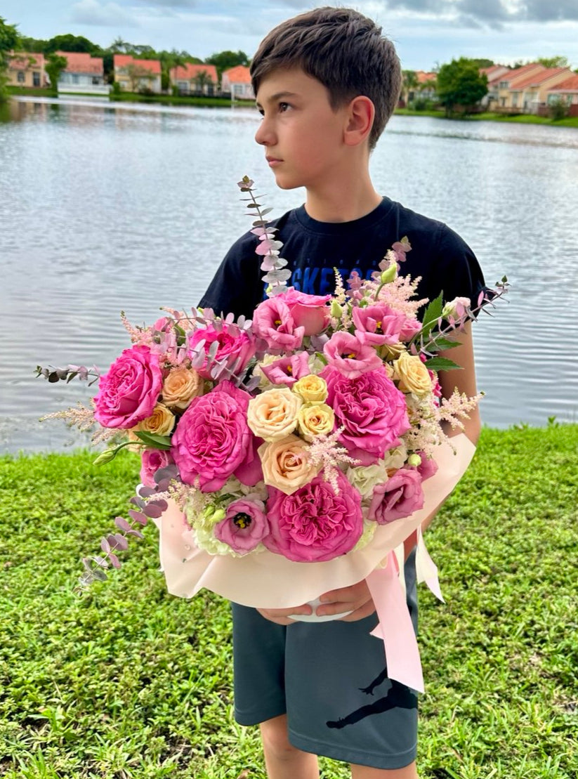 Flower arrangement "Pink Cloud" (includes hatbox)
