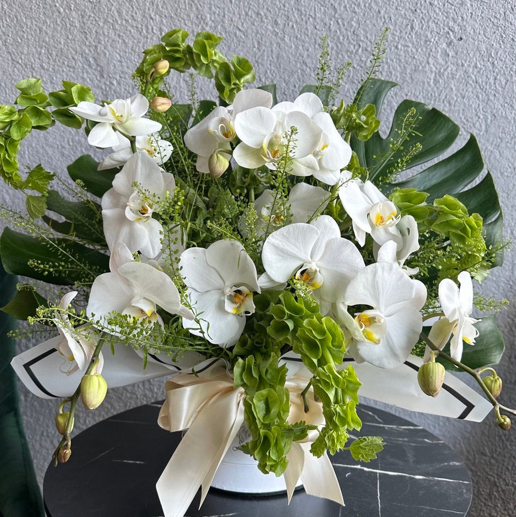 Flower arrangement "Orchid Charm" (includes hatbox)
