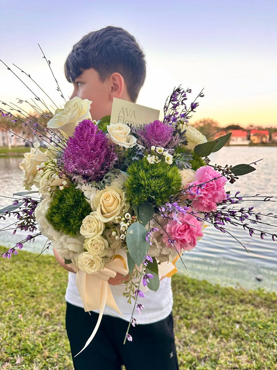 Flower arrangement "Purple Power Hatbox"