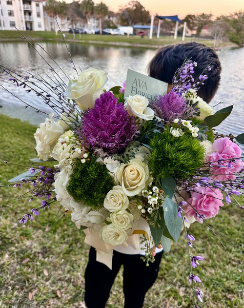Flower arrangement "Purple Power Hatbox"