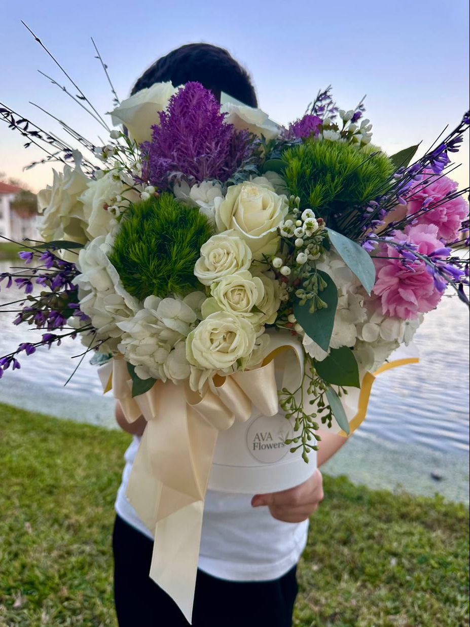 Flower arrangement "Purple Power Hatbox"